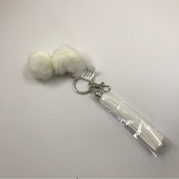 ✨✨10/$10✨✨ Silver keychain pom-pom love Faux Fur Gift pom pom NWOT - Picture 2 of 7